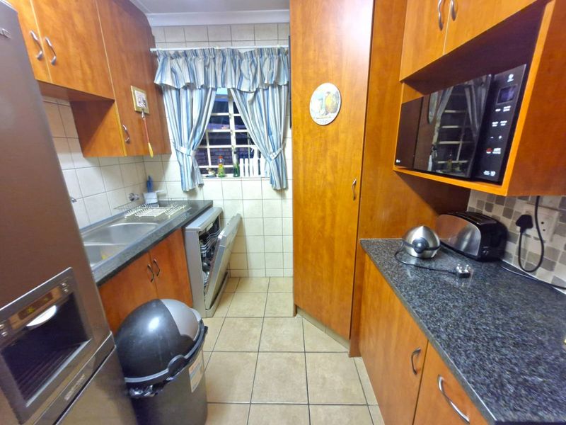 Spacious Three Bedroom Annlin Simplex - Photo 9