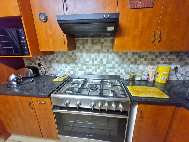 Spacious Three Bedroom Annlin Simplex - Photo 8