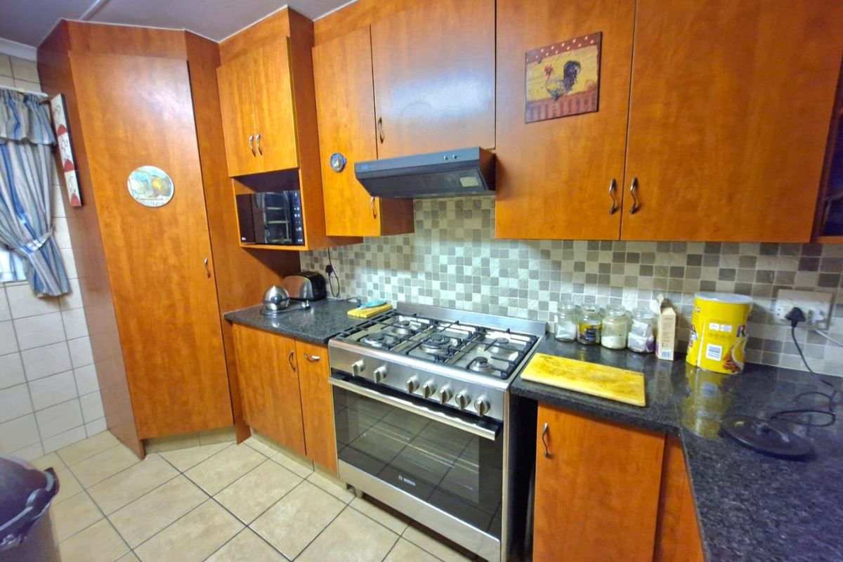 Spacious Three Bedroom Annlin Simplex - Photo 2