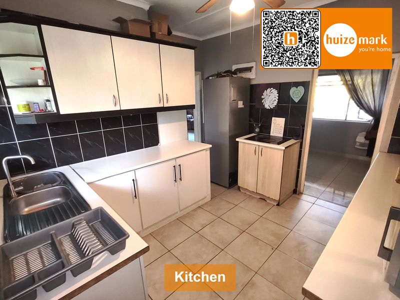 3 Bedroom House + Extras! - Photo 2