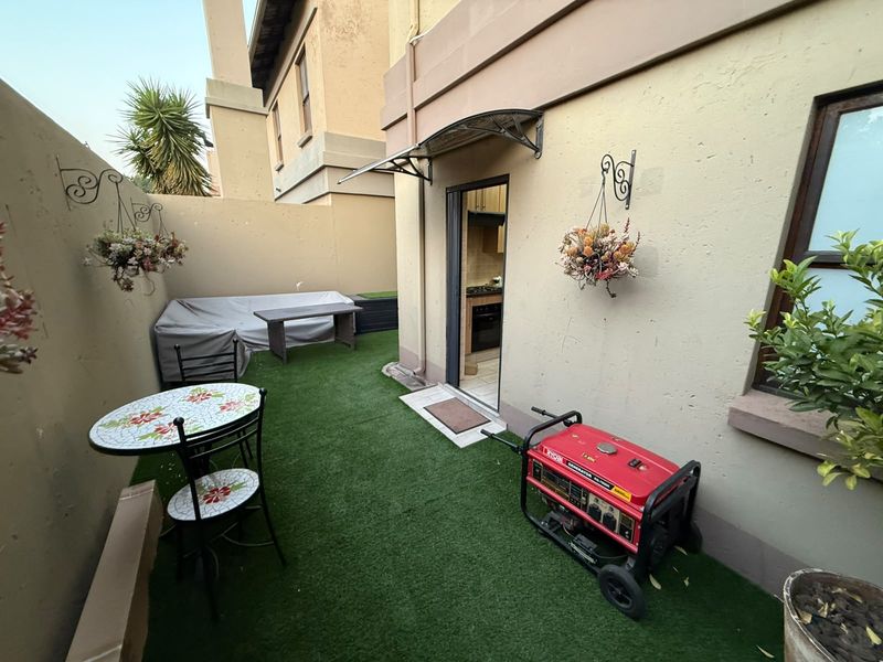 MODERN TOWNHOUSE IN VANDERBIJLPARK SE2 - Photo 9