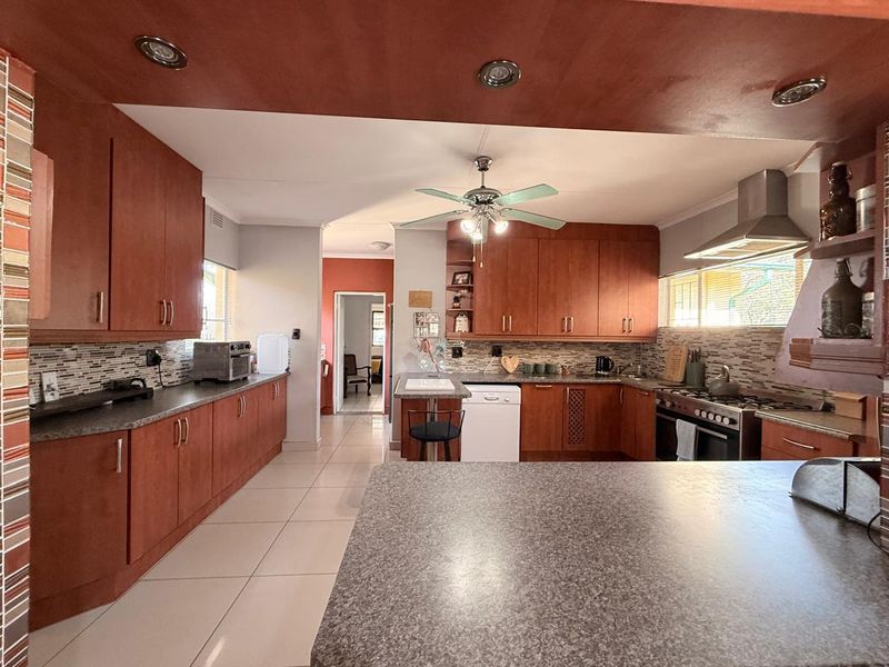 Family home with extra Flatlet in Hutten Heights - Photo 5