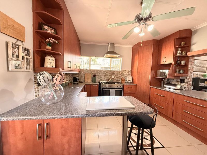 Family home with extra Flatlet in Hutten Heights - Photo 3