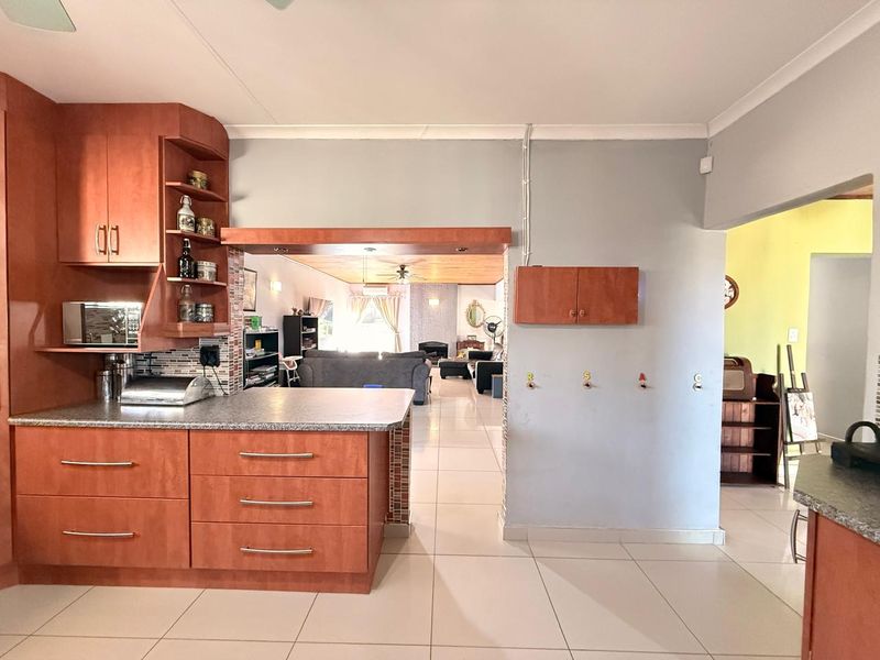 Family home with extra Flatlet in Hutten Heights - Photo 6