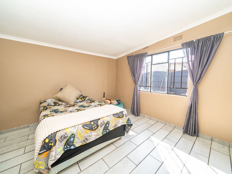 4 Bedroom property in Minnebron,Brakpan - Photo 8