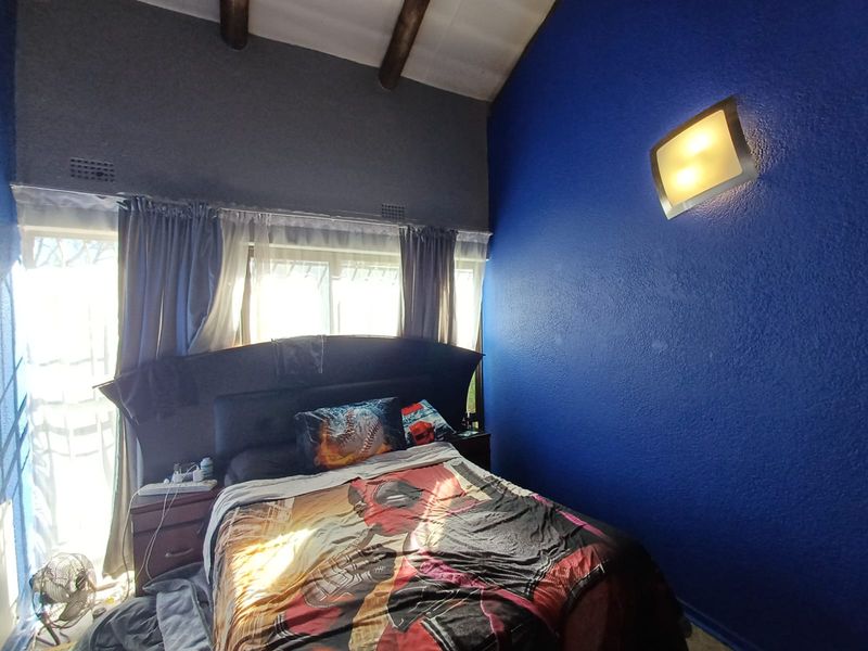 Massive Home In Flora Gardens For Sale With A Strong Borehole. - Photo 9