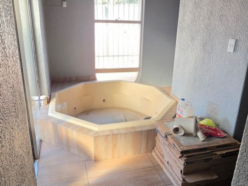 Massive Home In Flora Gardens For Sale With A Strong Borehole. - Photo 8