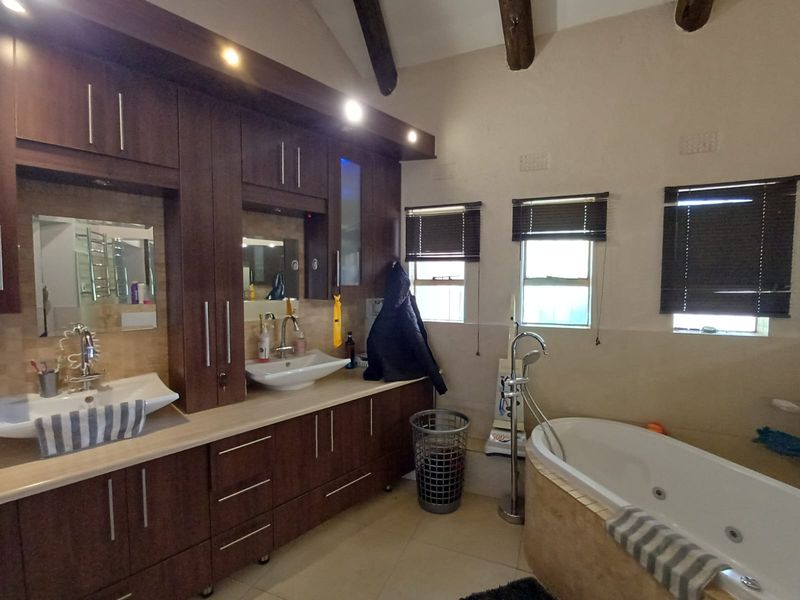 Massive Home In Flora Gardens For Sale With A Strong Borehole. - Photo 2