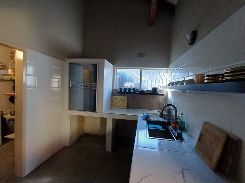 Massive Home In Flora Gardens For Sale With A Strong Borehole. - Photo 4
