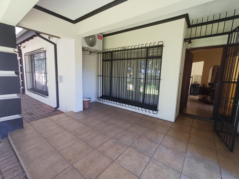 Perfect Situated In SW 2...DOUBLE STAND!! Ideal For A Family Or A Business With Ample Parking Spaces - Photo 1