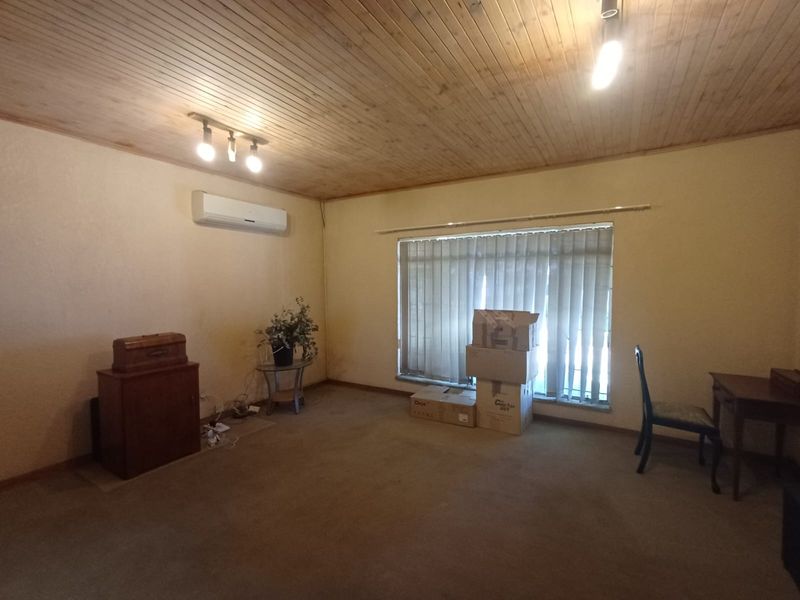 Perfect Situated In SW 2...DOUBLE STAND!! Ideal For A Family Or A Business With Ample Parking Spaces - Photo 10