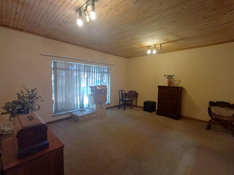 Perfect Situated In SW 2...DOUBLE STAND!! Ideal For A Family Or A Business With Ample Parking Spaces - Photo 9