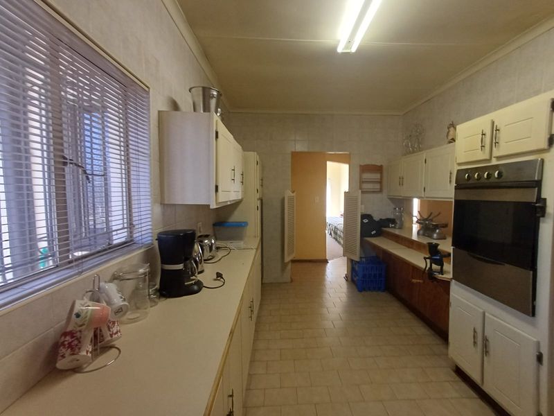 Perfect Situated In SW 2...DOUBLE STAND!! Ideal For A Family Or A Business With Ample Parking Spaces - Photo 8