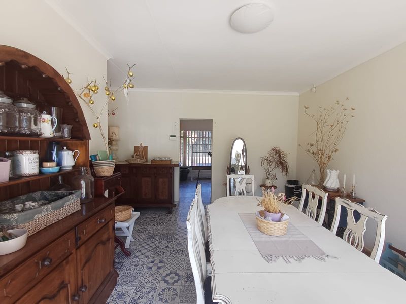 Perfect Situated In SW 2...DOUBLE STAND!! Ideal For A Family Or A Business With Ample Parking Spaces - Photo 6