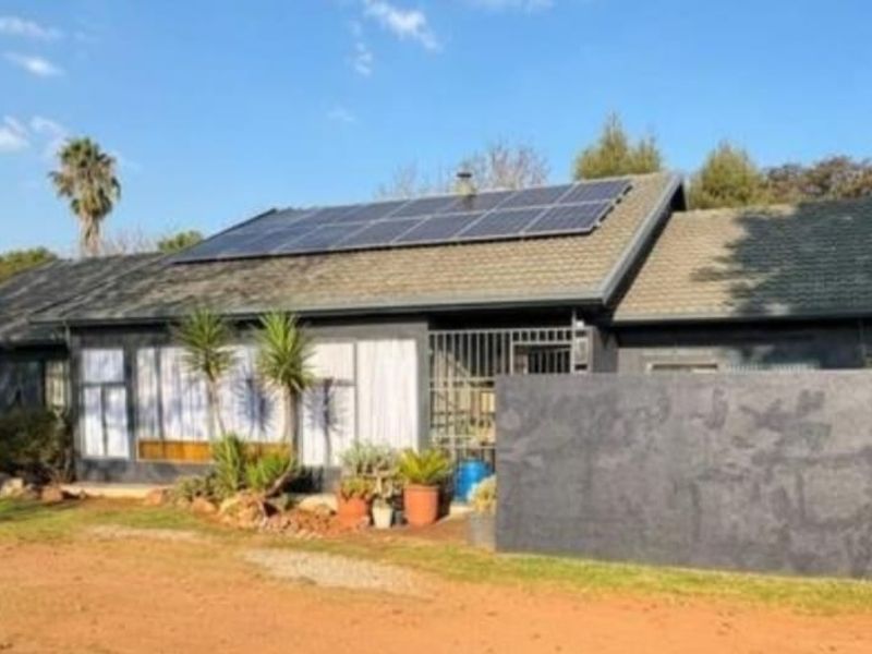 Spacious 3-Bedroom Family Home with a 2-Bedroom Flalet - Photo 1