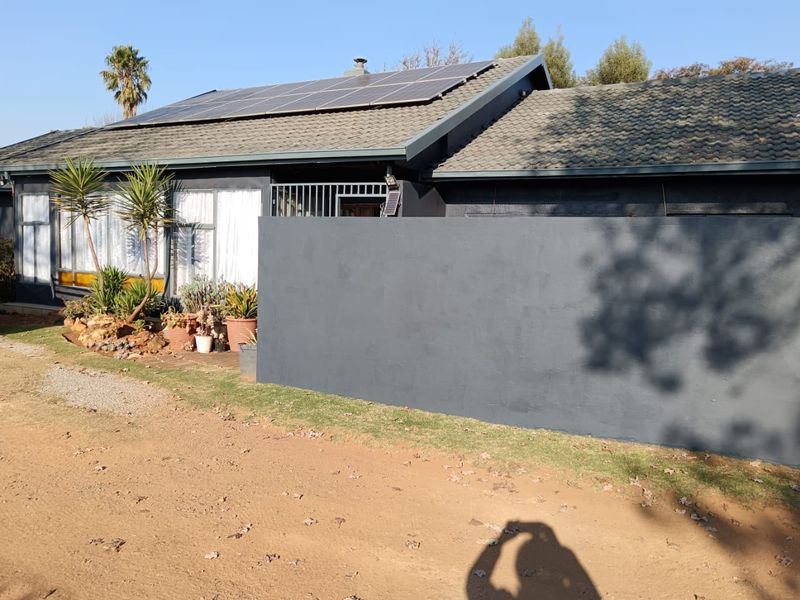 Spacious 3-Bedroom Family Home with a 2-Bedroom Flalet - Photo 2