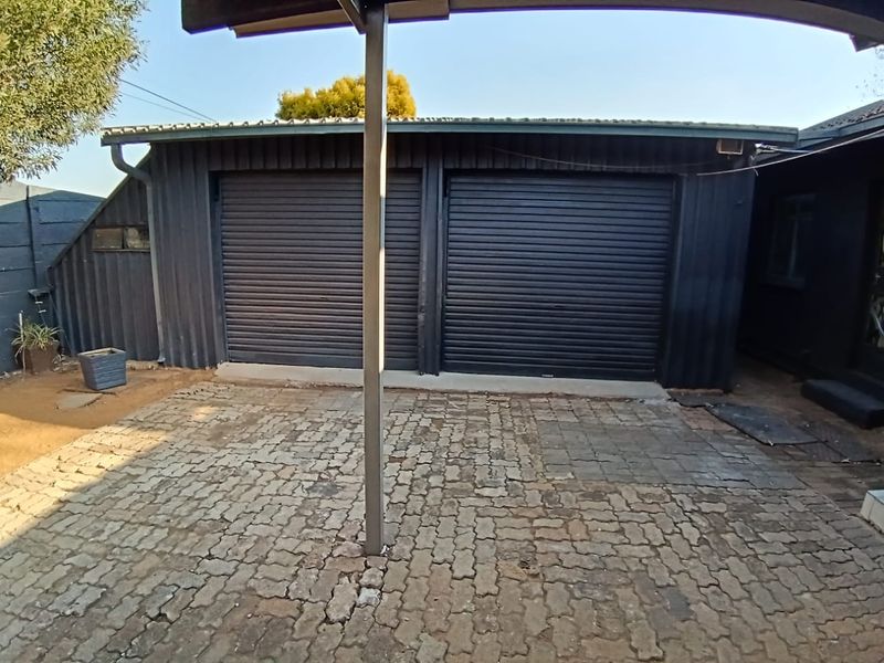 Spacious 3-Bedroom Family Home with a 2-Bedroom Flalet - Photo 5