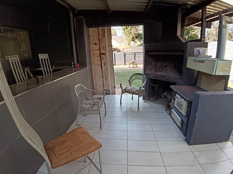 Spacious 3-Bedroom Family Home with a 2-Bedroom Flalet - Photo 10