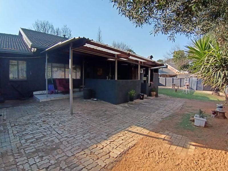 Spacious 3-Bedroom Family Home with a 2-Bedroom Flalet - Photo 4