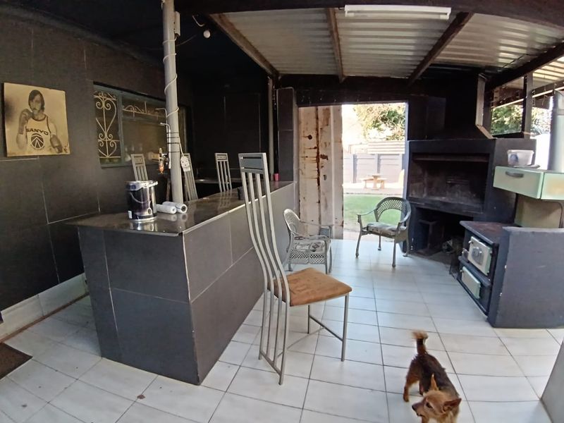 Spacious 3-Bedroom Family Home with a 2-Bedroom Flalet - Photo 9