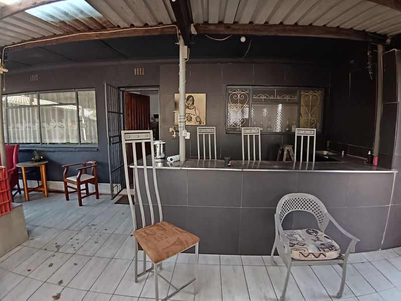 Spacious 3-Bedroom Family Home with a 2-Bedroom Flalet - Photo 8
