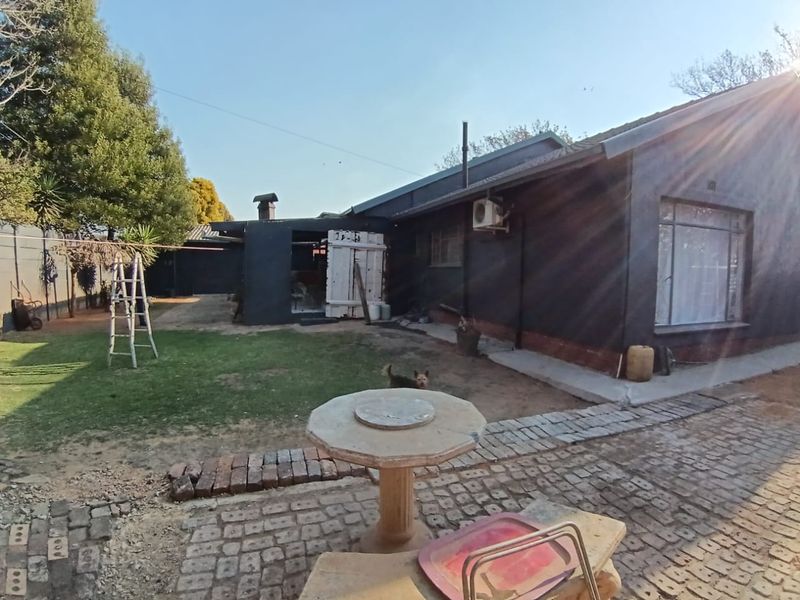 Spacious 3-Bedroom Family Home with a 2-Bedroom Flalet - Photo 7