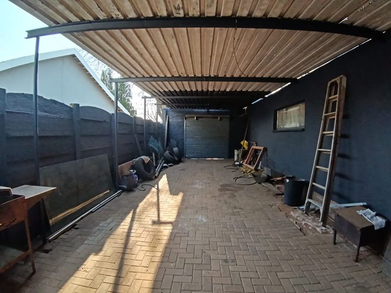 Spacious 3-Bedroom Family Home with a 2-Bedroom Flalet - Photo 6