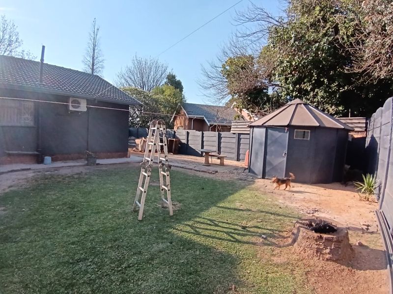 Spacious 3-Bedroom Family Home with a 2-Bedroom Flalet - Photo 3