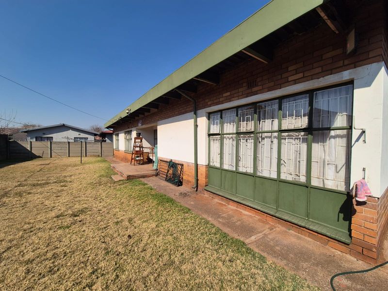 !SPACIOUS 3 BEDROOM HOME FOR SALE! - Photo 1