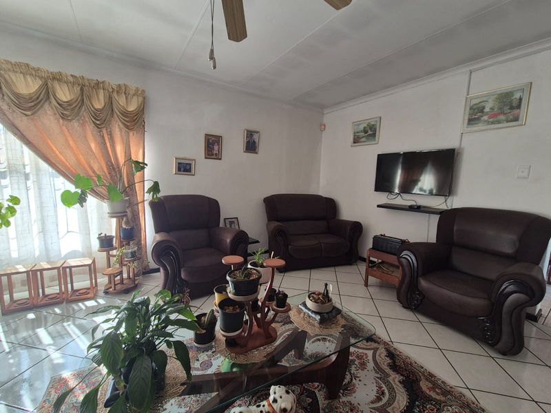 !SPACIOUS 3 BEDROOM HOME FOR SALE! - Photo 4