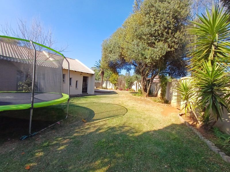 Perfect Buy In Flora Gardens.... This House Has Everything You Need. - Photo 1