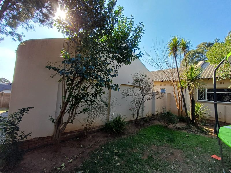 Perfect Buy In Flora Gardens.... This House Has Everything You Need. - Photo 6