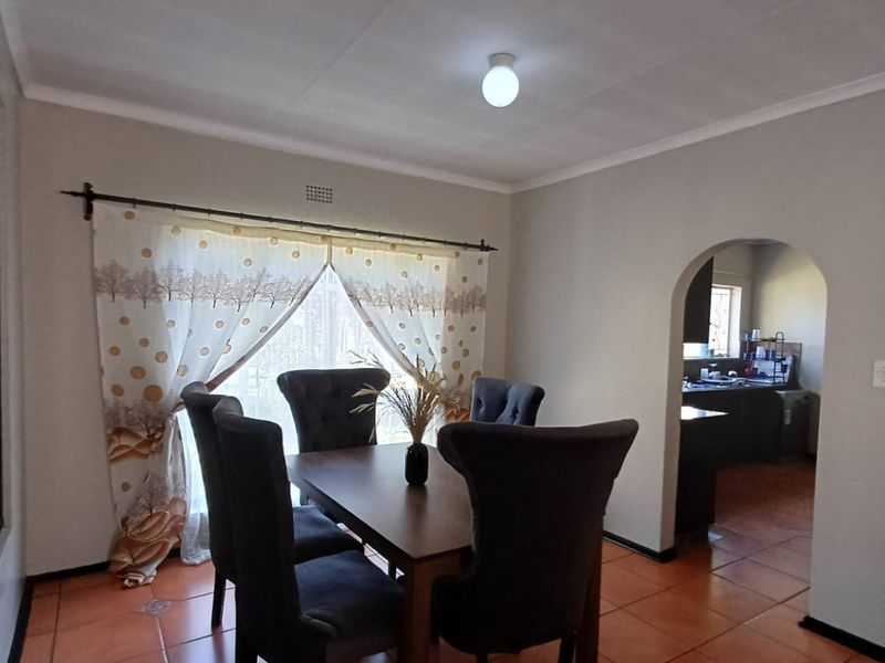 Perfect Buy In Flora Gardens.... This House Has Everything You Need. - Photo 2