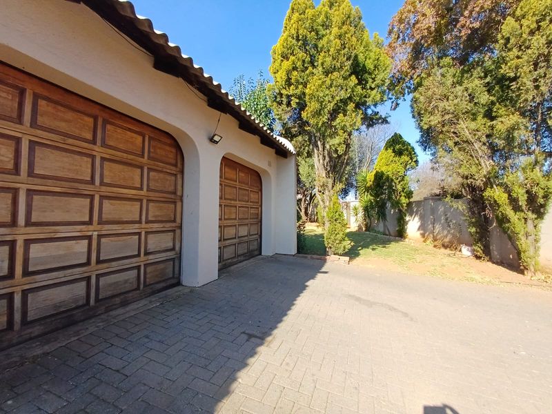 Perfect Buy In Flora Gardens.... This House Has Everything You Need. - Photo 4