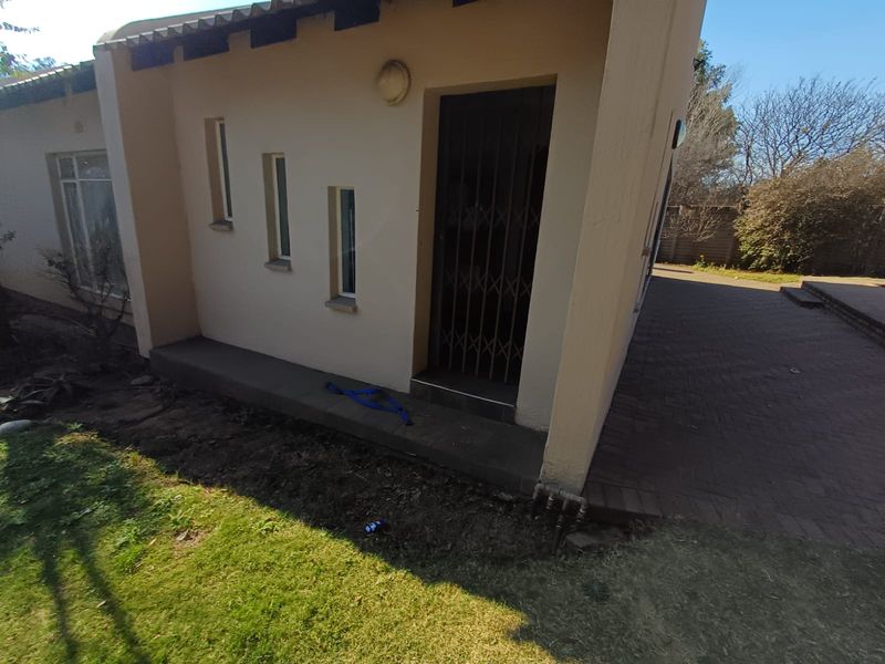 Perfect Buy In Flora Gardens.... This House Has Everything You Need. - Photo 10