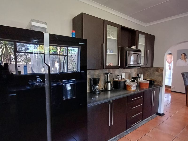 Perfect Buy In Flora Gardens.... This House Has Everything You Need. - Photo 9