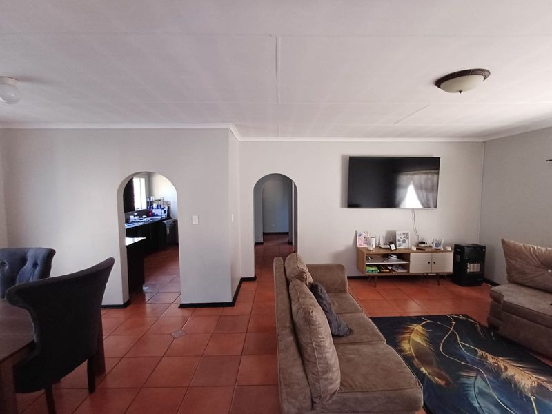 Perfect Buy In Flora Gardens.... This House Has Everything You Need. - Photo 8