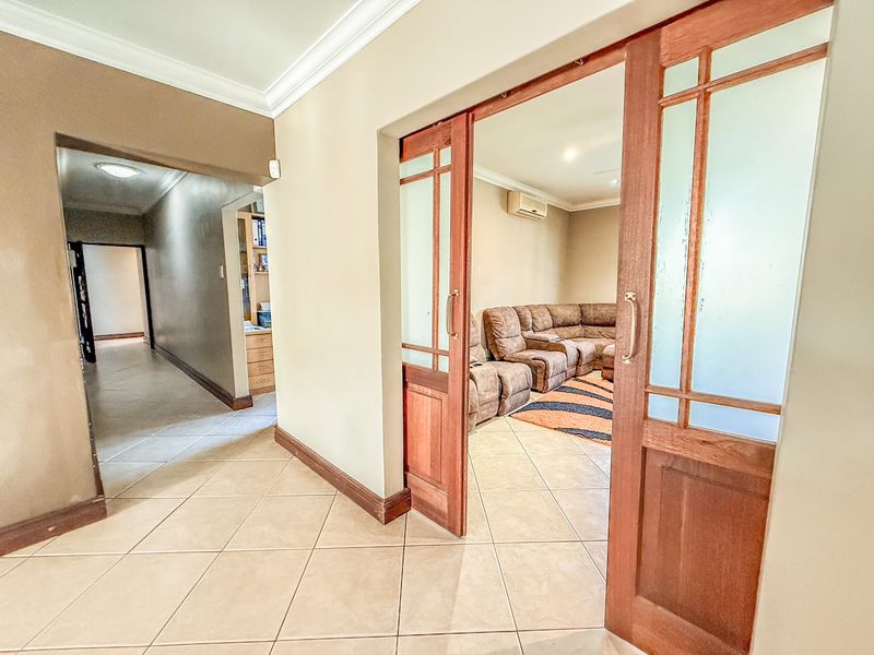 Exceptionl 4 Bedroom Home in Fairiew - Photo 10