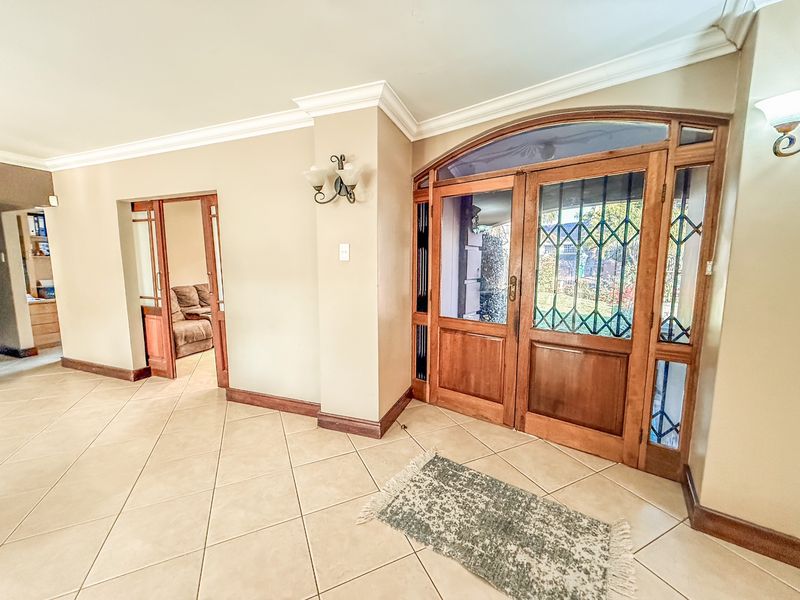 Exceptionl 4 Bedroom Home in Fairiew - Photo 7