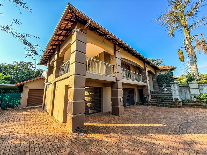Exceptionl 4 Bedroom Home in Fairiew - Photo 4