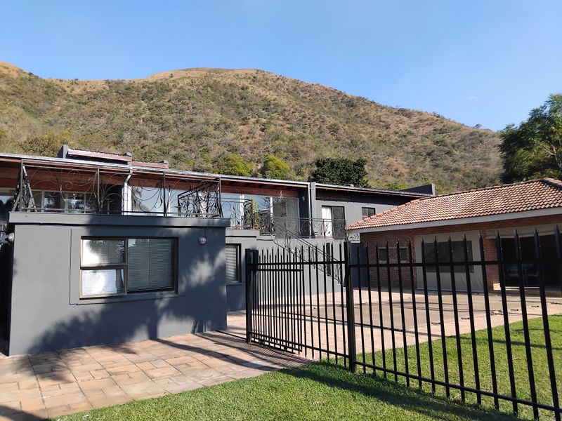 Luxury 6 bedroom fully furnished Home with Breath taking View - Photo 2