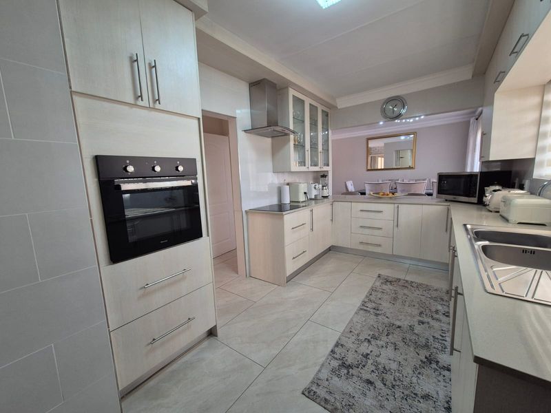 Beautiful Low Maintenance Family Home In SW 2 - Photo 1