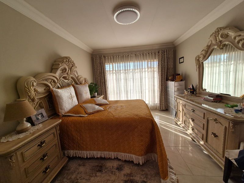 Beautiful Low Maintenance Family Home In SW 2 - Photo 8