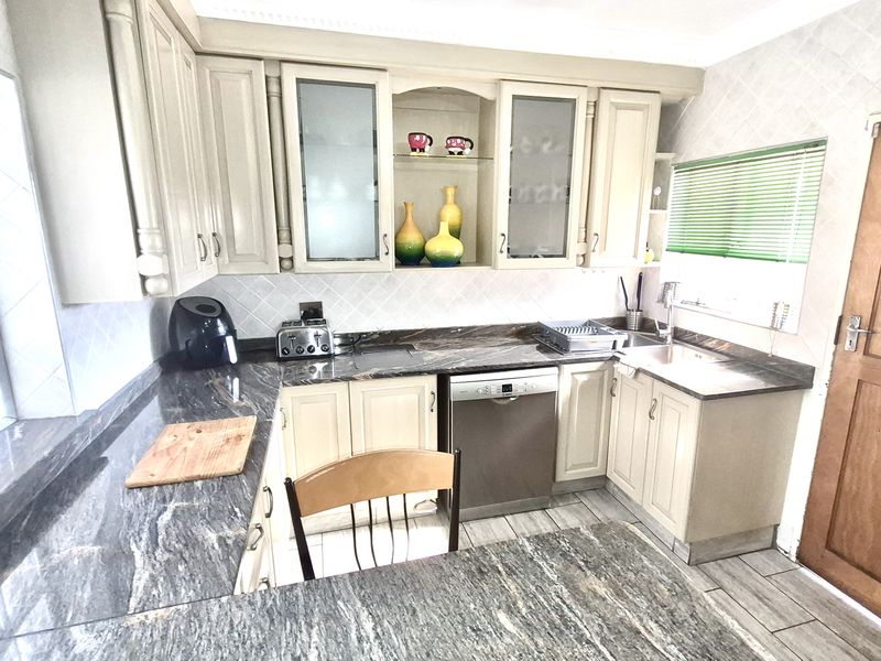 Modern family home situated in del Judor ext 4 - Photo 10
