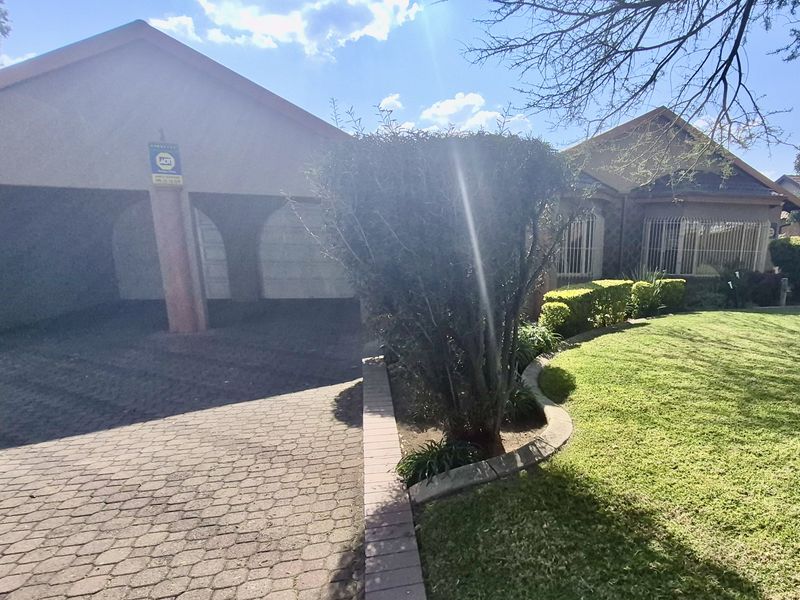 Modern family home situated in del Judor ext 4 - Photo 2