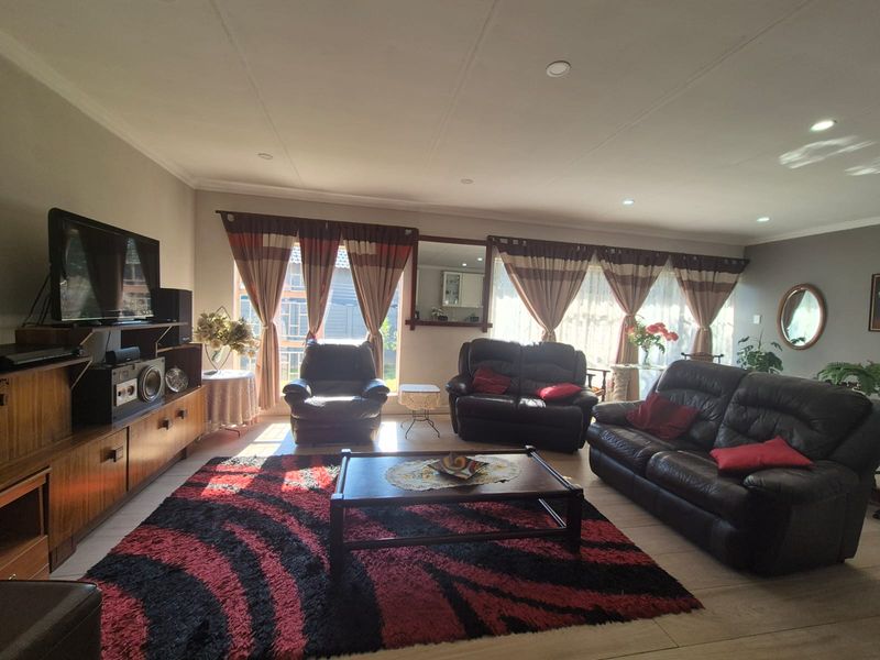 Lovely Home In A Busy Boulevard Ideal For Opening A Business - Photo 1