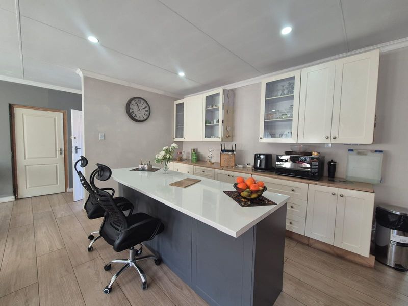 Lovely Home In A Busy Boulevard Ideal For Opening A Business - Photo 2
