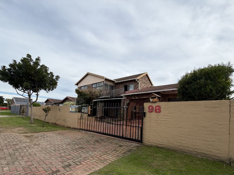 Family Home n Wavecrest - Photo 1