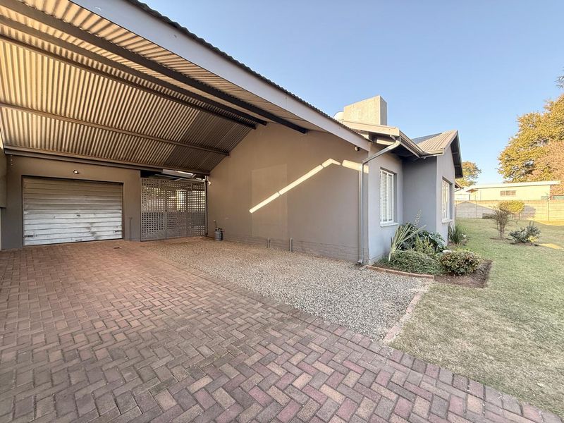 3 Bedroom Property with a 2 Bedroom Flatlet - Photo 1
