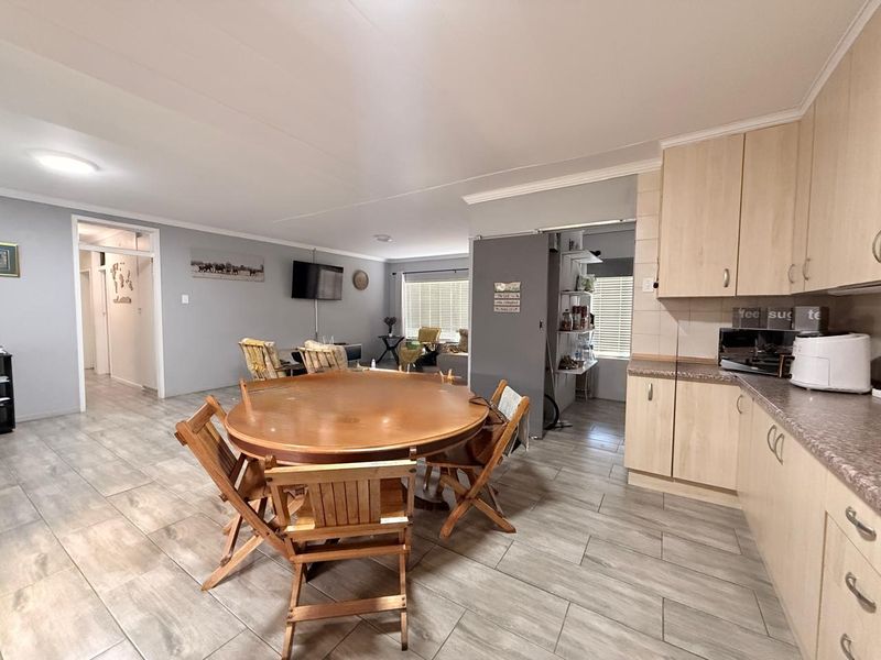 3 Bedroom Property with a 2 Bedroom Flatlet - Photo 4